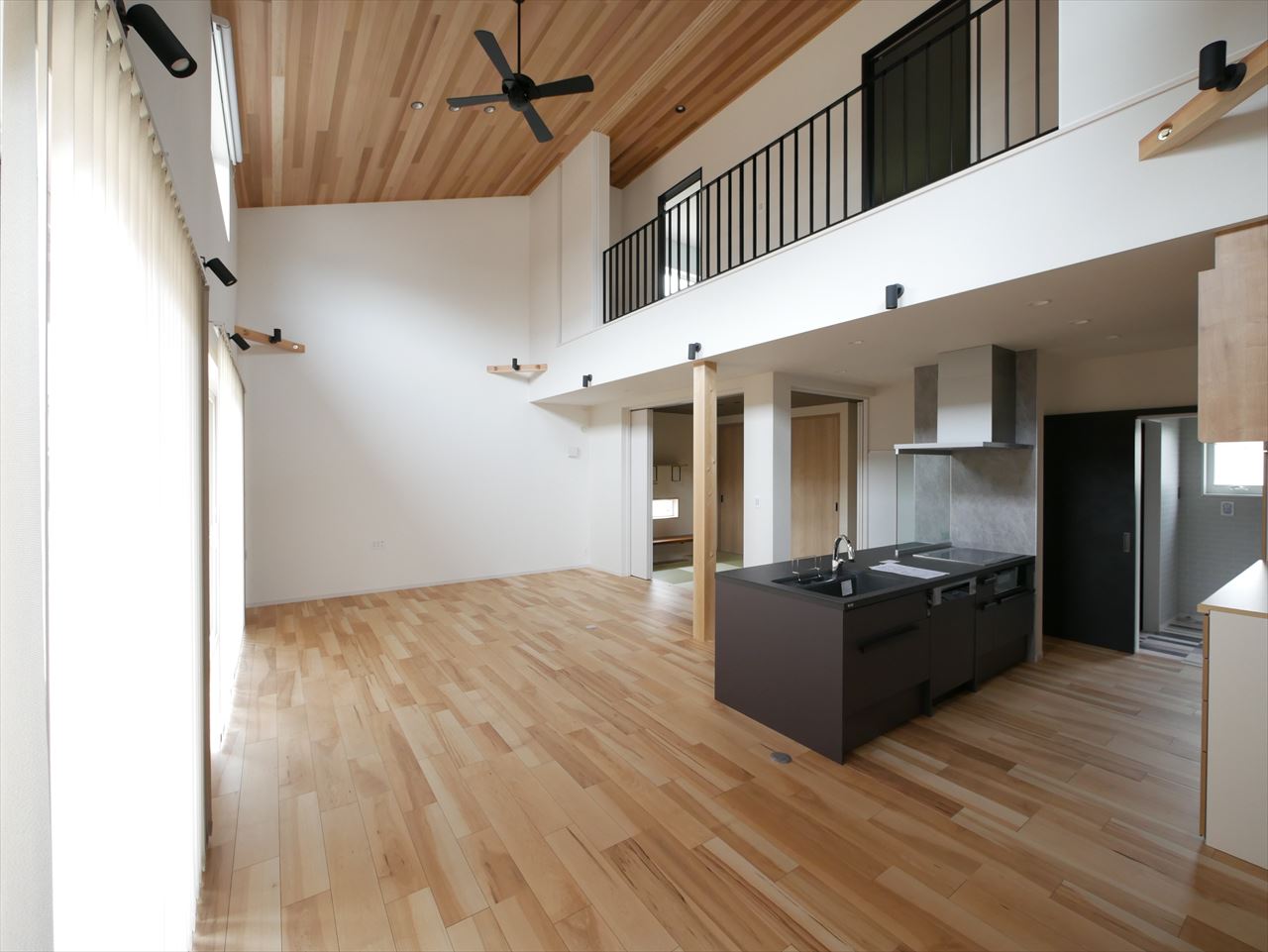 施工実例・勾配天井の大吹抜リビングとレッドシダーの羽目板天井 | 注文住宅ソライエ 岡山・倉敷の高性能住宅