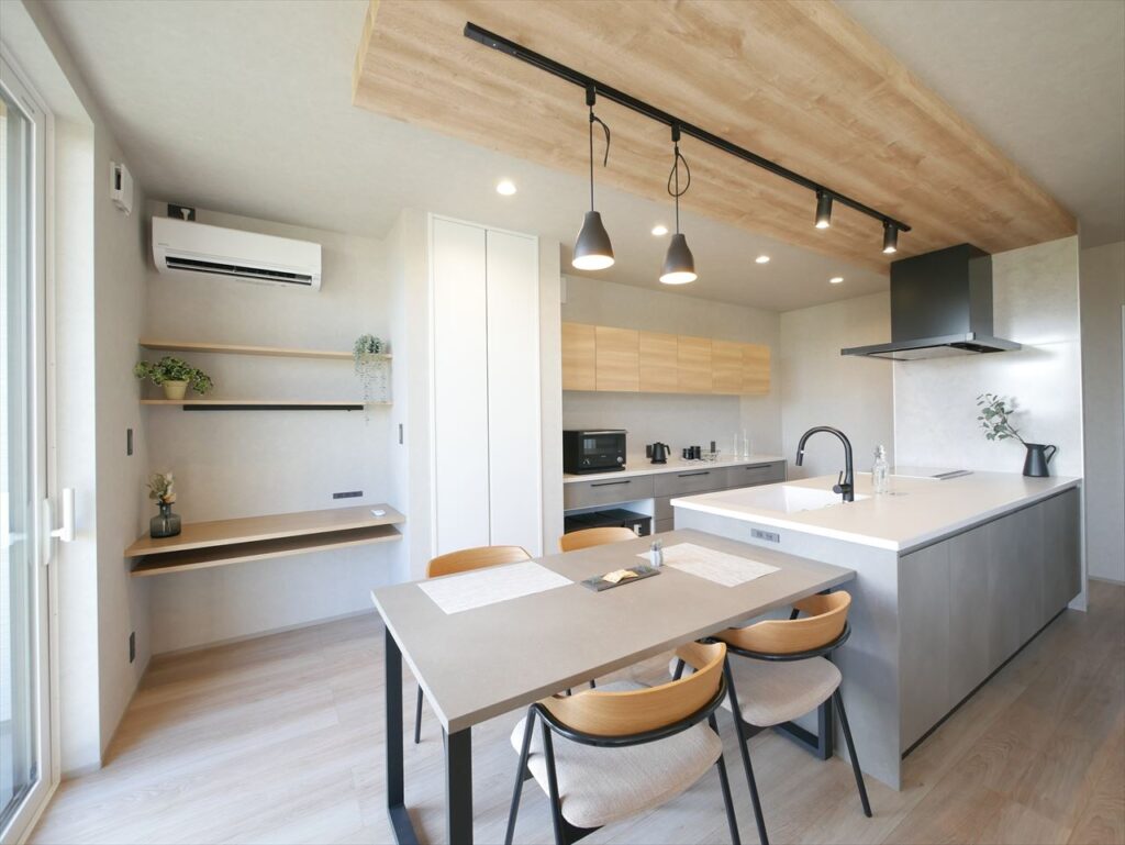岡山市南区浦安コンセプトハウス完成／グレーと淡い木目で作るジャパンディ空間
